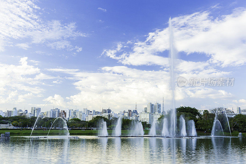 从巴西伊比拉普埃拉公园(Ibirapuera Park)可以看到圣保罗令人惊叹的美景